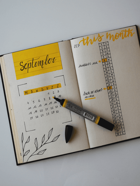 Kalender maken zelfgemaakte kalender op witte tafel