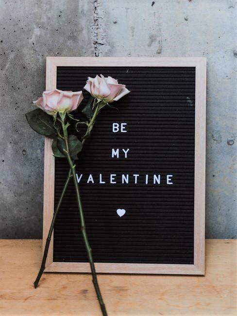 Valentijnskaart-DIY1 Roze rozen met letterbord op beton achtergrond