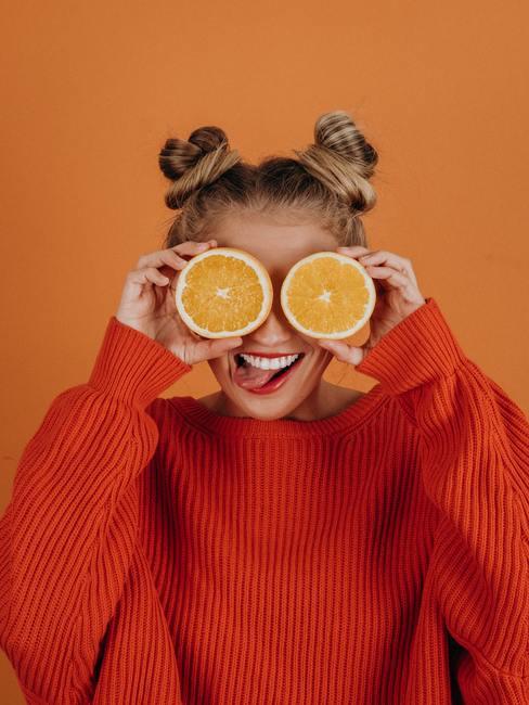 Koningsspelen 10 Kind met knotjes en rode trui op oranje achtergrond