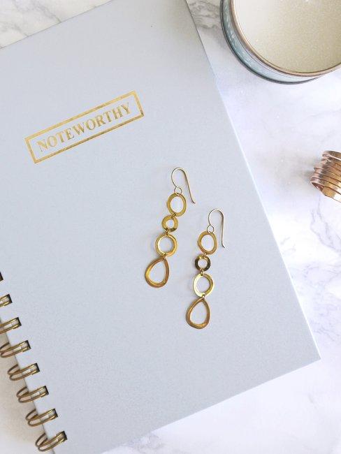 Huishoudboekje Header Wit ringband notitieblok op marmeren achtergrond