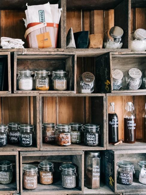 Voorraadkast Houten voorraadkast met glazen potten met kruiden