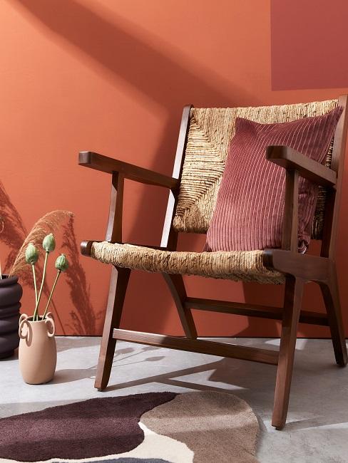 Terracotta-kleur-4 Stoel voor terracotta muur met grijze vloer