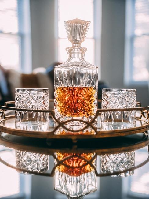 Verjaardagscadeau man Verjaardagscadeau man cognac in bottel met twee glazen op een spiegeldienblad