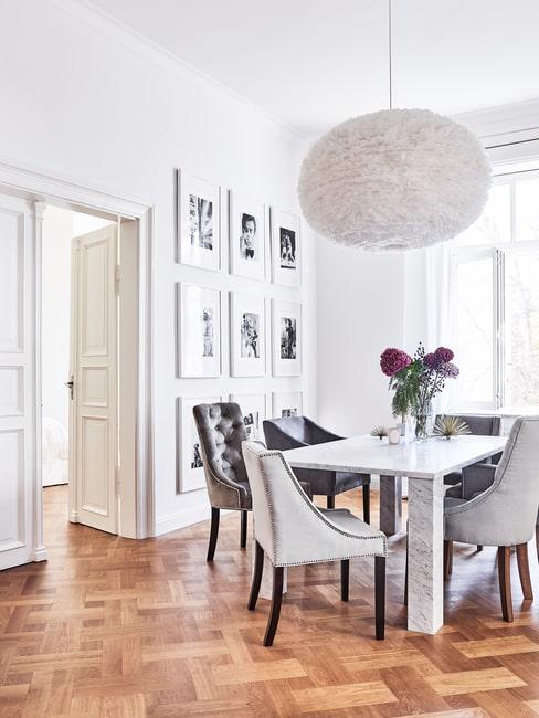 Elegancki salon z galerią czarno-białych zdjęć