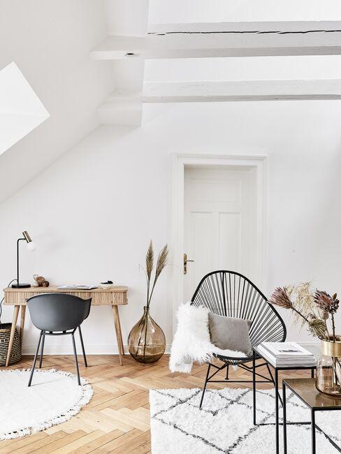 Przestrzeń home office wydzielona w salonie w stonowanych barwach