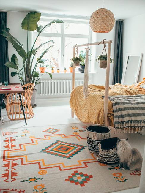 Boho sypialnia Travelicious urządzona w słonecznych barwach
