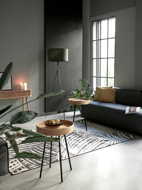 Welche Farbe passt zu Grün Wohnzimmer mit einer grünen Wand, einer grünen Couch in einem grünen Wollteppich.