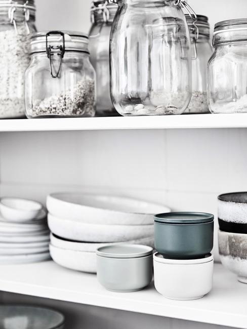 Primo piano mensola da cucina con contenitori riempiti