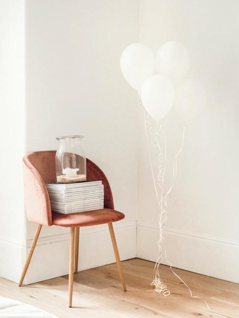 Überraschung Samtstuhl und Balloons in Zimmerercke