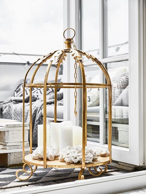 Vogelkäfig-Deko Deko-Vogelkäfig in Gold mit Kerzen als Deko im Wohnzimmer