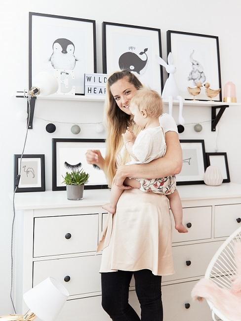 Babyzimmer Deko Banner 2 Mutter und Baby vor Kommode mit Bildern als Babyzimmer Deko