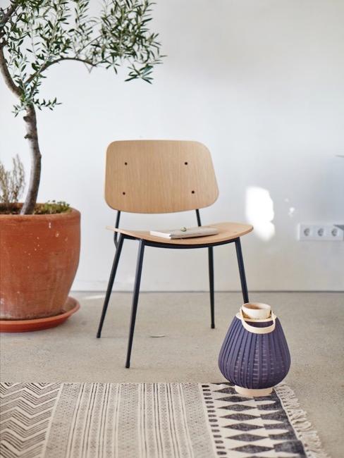 Raumklima verbessern Wohnzimmer im Wabi Sabi Stil mit Holzstuhl und großer Zimmerpflanze