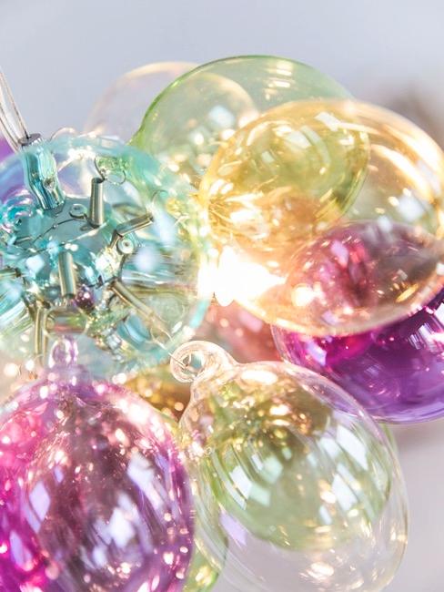 Nahaufnahme einer bunten Patricia Urquiola Lampe