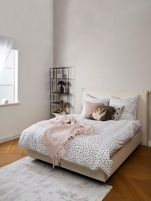Kissen von Tim Labenda auf einem Bett im Schlafbereich