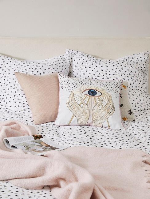 Kissen mit Tarot Motiv auf dem Bett im Schlafzimmer