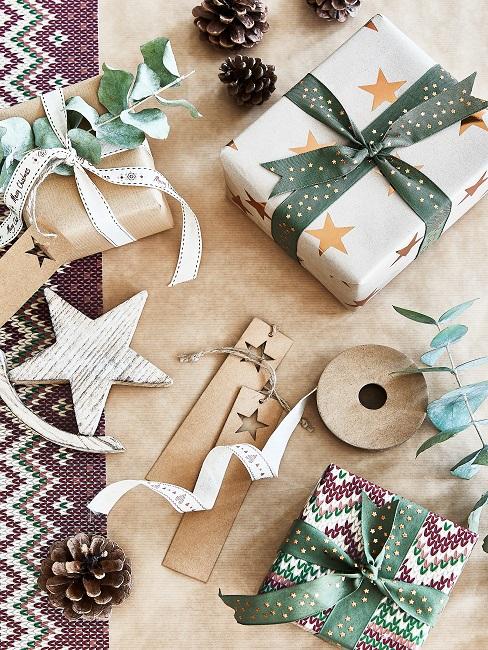 Verpackte Geschenke auf dem Boden liegend