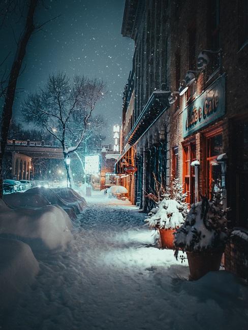 Weihnachtsstress Verschneite Häuser am Abend