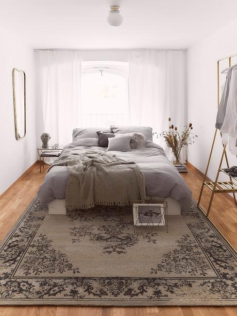 Riorganizzare la stanza Camera da letto in grigio e ampio letto