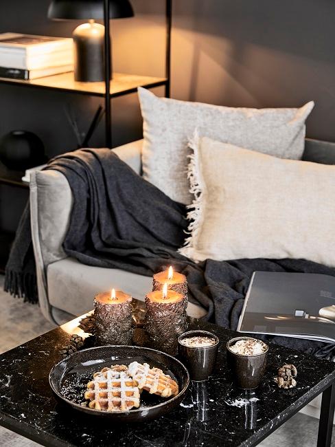 Gemütliches Wohnzimmer Gemütliches Wohnzimmer mit schwarzen, brennenden Kerzen.