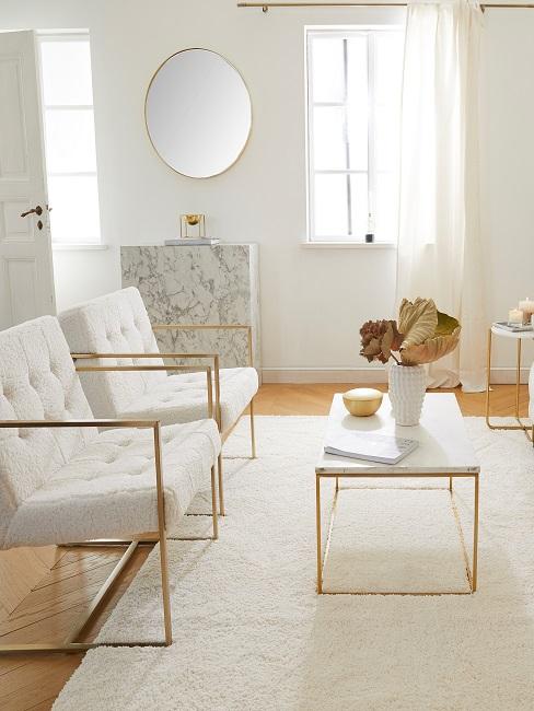 Gemütliches Wohnzimmer in hellen Farben wie Beige und Off White.