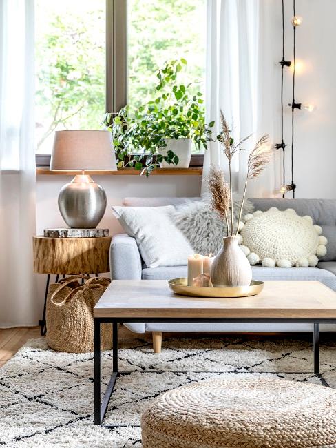 Gemütliches Wohnzimmer mit angenehmen Licht hinter der Couch.
