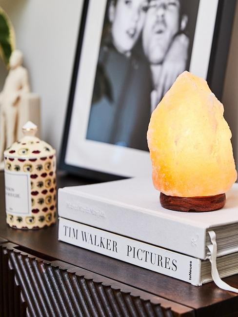 Deko-Lampe auf einer Kommode in einem gemütlich eingerichteten Wohnzimmer in einer Wohnung.