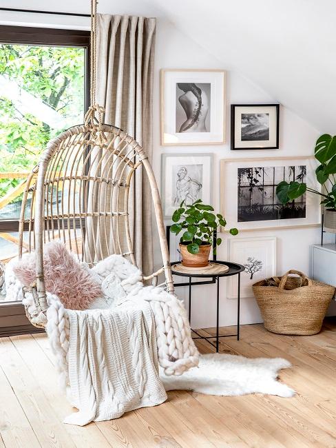Gemütliches Wohnzimmer mit individuellen Fotos und Bildern an der Wohnwand im Wohnraum.