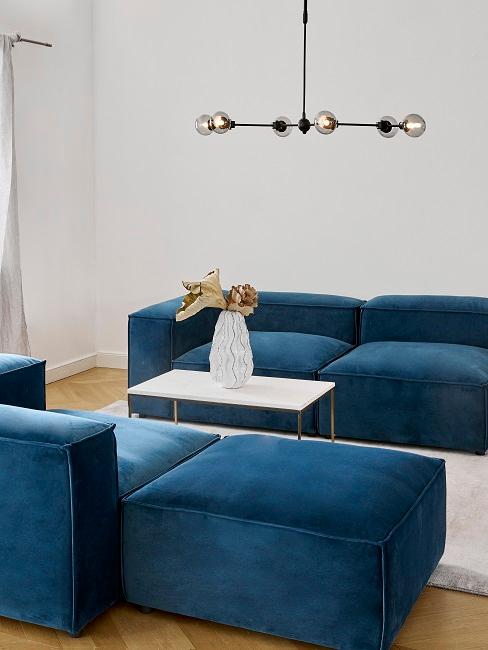Blaue Samt Couch in großem Wohnzimmer