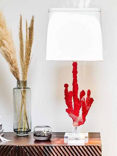 Sideboard mit einer Vase und Tischleuchte
