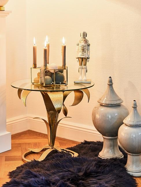 Eleganter Glastisch mit Kerzenhalter und Teppich