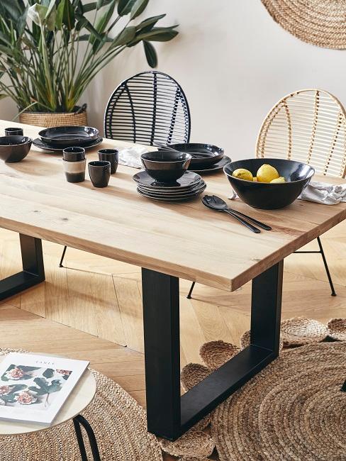 Holz Esstisch mit schwarzem Gedeck