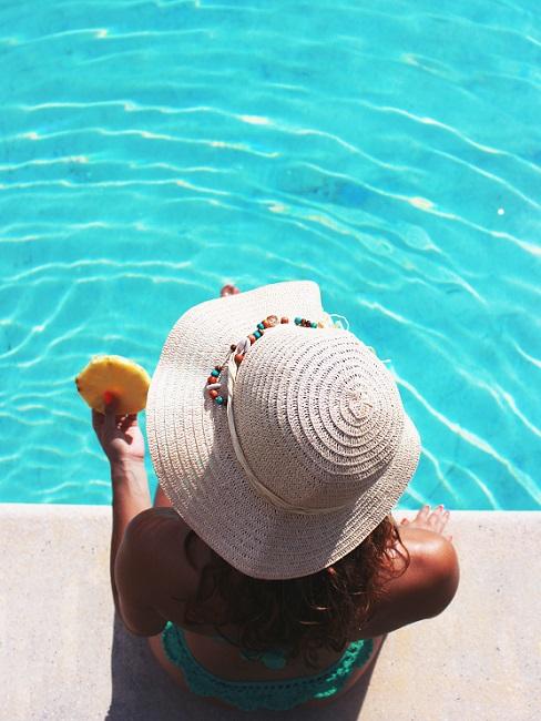 Urlaub Sprüche Banner Frau mit weißem Hut im Pool