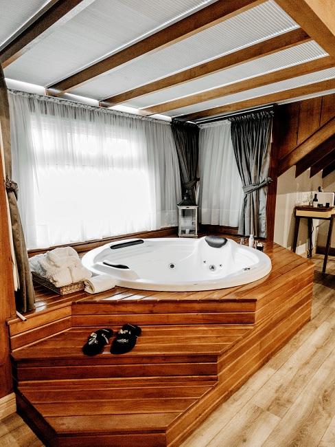 Rustiakles Designer Badezimmer mit Whirlpool