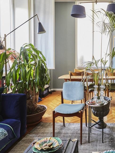 Wohn- und Esszimmer in Blau- und Grüntönen und vielen Pflanzen