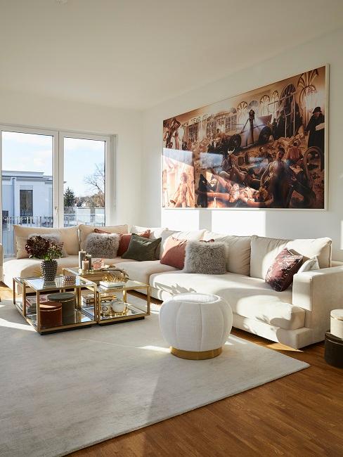 Großes Wohnzimmer mit weißer Couch und goldenen Elementen