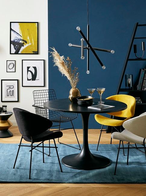 Moderne Wandgestaltung Wand mit Farbe und mehreren Bildern