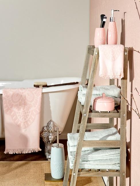 Wandfarbe Badezimmer Banner Wandfarbe Sand und Rosa in Badezimmer mit Badewanne und Regal