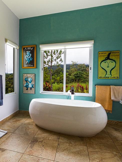 Grüne Wanfarbe im Badezimmer mit Bildern