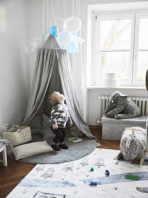 Kinderzimmer Grau Banner Kinderzimmer in Grau mit Baldachin, Spielteppich und Kuschelkissen