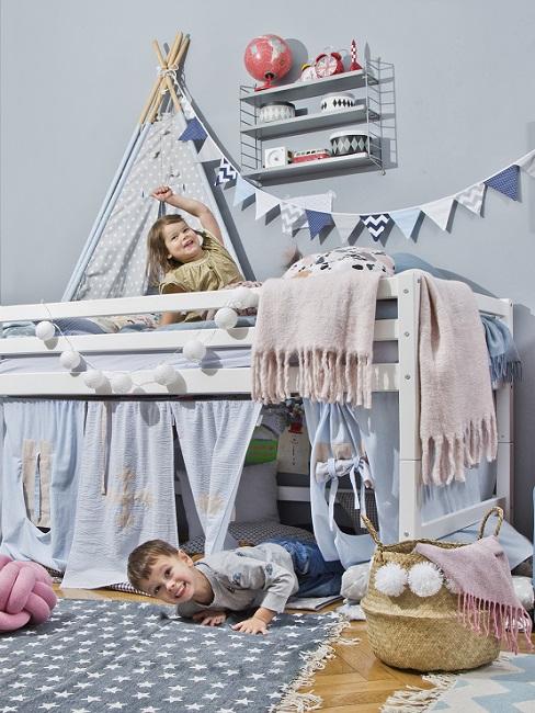Kinderzimmer Blau Banner Kinderzimmer in Blau mit Hochbett, Lichterkette und Girlande