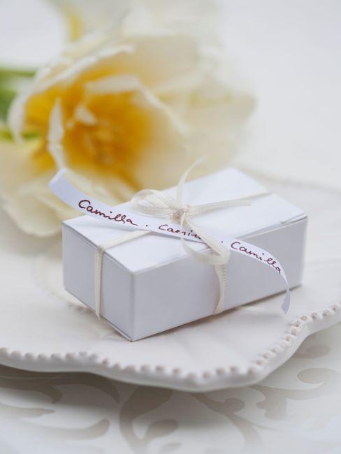Coffret cadeau Coffret cadeau blanc et grande fleur jaune