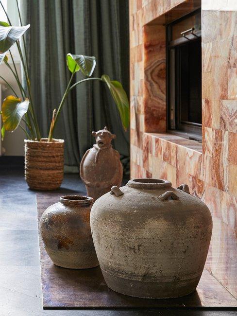 AfrikaanseStijlHeader Marmeren haard met authentieke bruine potten en bananenplant in pot