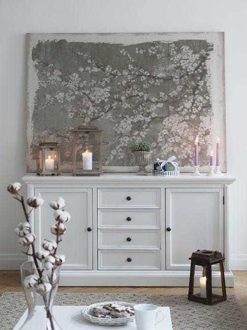 Komoda w salonie w stylu shabby chic