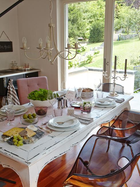 Salon z jadalnią w stylu shabby chic