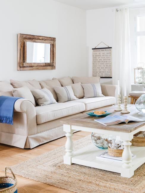 Jasna, duża sofa w jasnym salonie