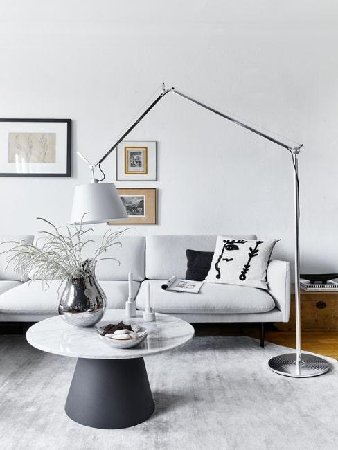 Lampa łukowa w designerskim salonie