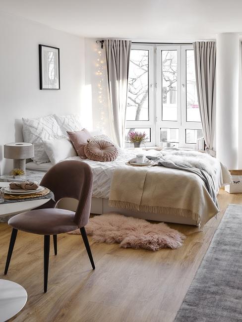 1-Zimmer-Wohnung einrichten Banner 2 1-Zimmer-Wohnung mit Bett, Tisch und Stuhl