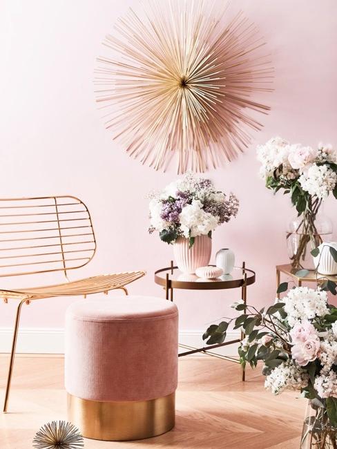 Decorazioni delle pareti in metallo Colore della parete rosa con decorazione in tinta