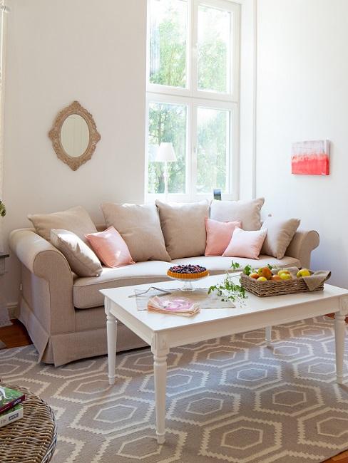 Landhausstil Banner 1 Wohnzimmer im Landhausstil eingerichtet mit Sofa, Couchtisch und Ablage