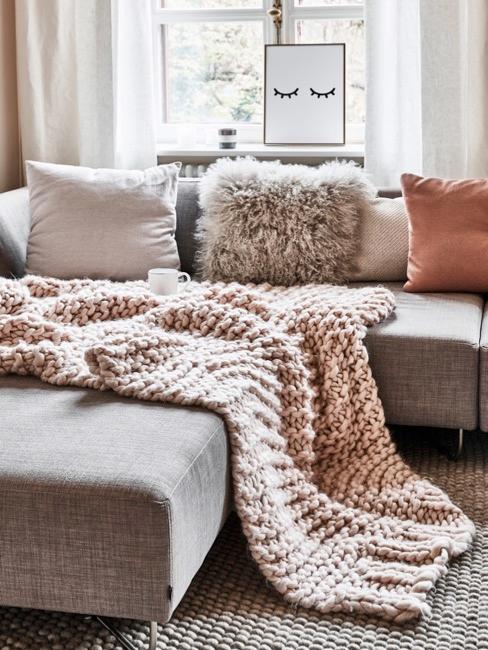 Chunky Knit Sofa Chunky Knit Decke auf grauem Sofa
